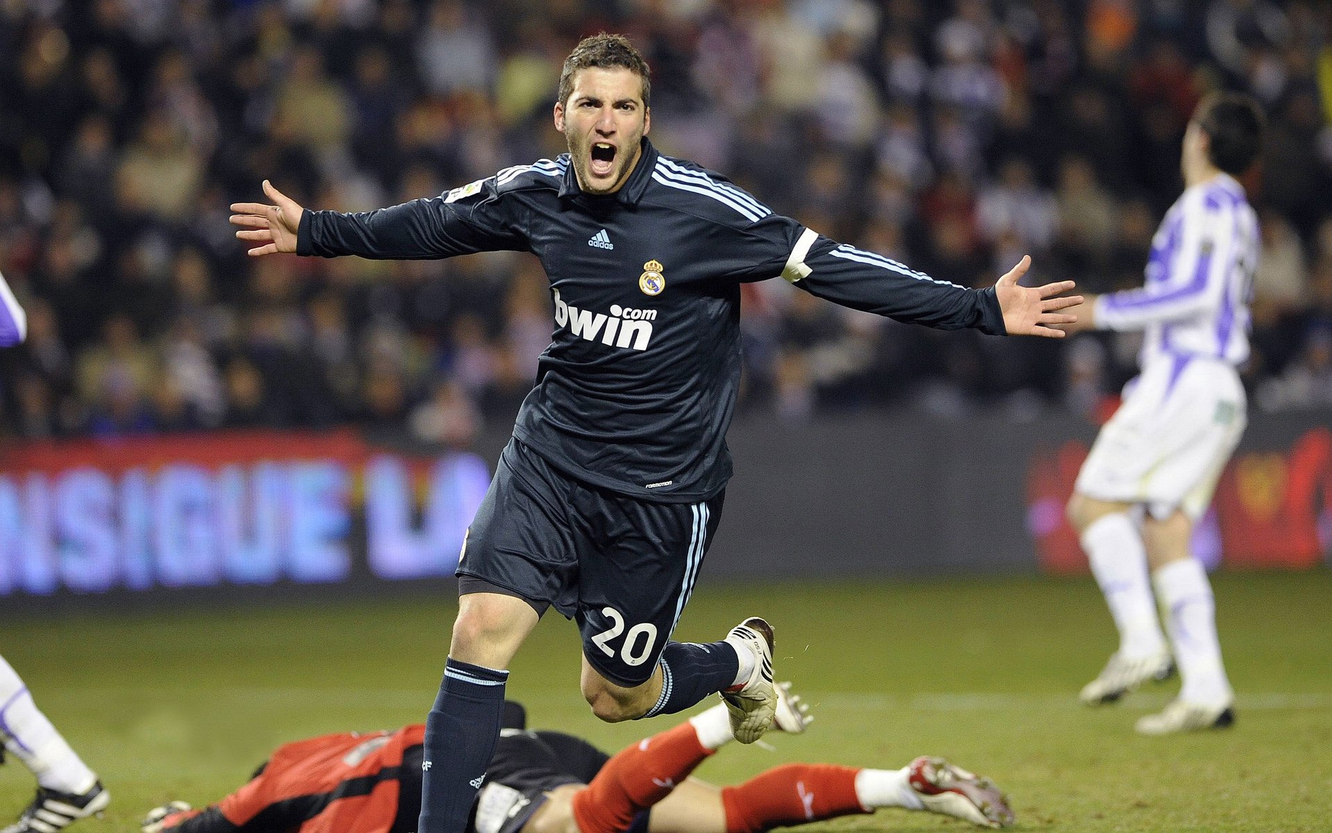 意甲攻防对决：精彩瞬间层出不穷，意甲对抗强度